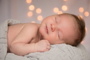 Новорожденный спит меньше 10 часов, постоянно кричит