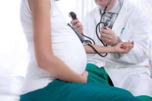Осмотр врача во время беременности