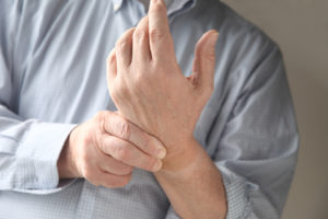 Онемение и боль кистей рук